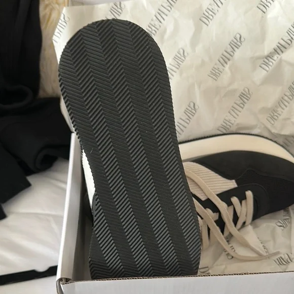 Black and White Casual Sneakers with Minimalist Design - Picture 4 of 4